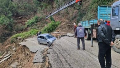 Τζουμέρκα:-Καθίζηση-60-μέτρων-σε-επαρχιακό-δρόμο-–-Υποχώρησε-και-αυτοκίνητο,-από-θαύμα-δεν-τραυματίστηκαν-οι-επιβάτες