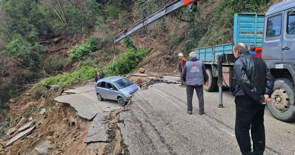Τζουμέρκα:-Καθίζηση-60-μέτρων-σε-επαρχιακό-δρόμο-–-Υποχώρησε-και-αυτοκίνητο,-από-θαύμα-δεν-τραυματίστηκαν-οι-επιβάτες