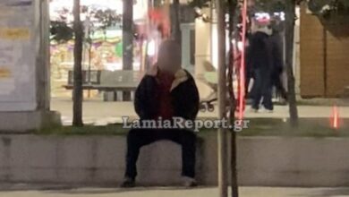 Λαμία:-Ηλικιωμένος-αυνανιζόταν-σε-κεντρική-πλατεία,-μπροστά-σε-ανήλικες