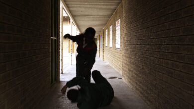 Νίκαια:-Παρέα-νεαρών,-ανάμεσά-τους-και-15χρονη,-κακοποίησε-σεξουαλικά-17χρονο-–-Δύο-συλλήψεις