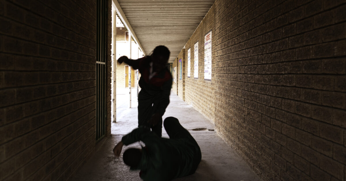 Νίκαια:-Παρέα-νεαρών,-ανάμεσά-τους-και-15χρονη,-κακοποίησε-σεξουαλικά-17χρονο-–-Δύο-συλλήψεις