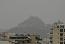 Η-αφρικανική-σκόνη-«σκέπασε»-Αθήνα,-Ναύπλιο,-Μεσσηνία-και-Κρήτη-–-Κλειστά-σχολεία-και-ακυρώσεις-παρελάσεων-στο-Ηράκλειο