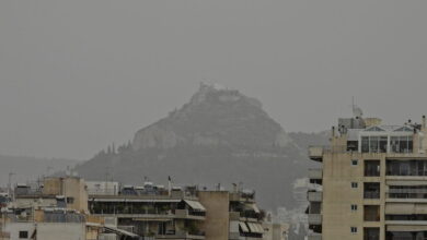 Η-αφρικανική-σκόνη-«σκέπασε»-Αθήνα,-Ναύπλιο,-Μεσσηνία-και-Κρήτη-–-Κλειστά-σχολεία-και-ακυρώσεις-παρελάσεων-στο-Ηράκλειο