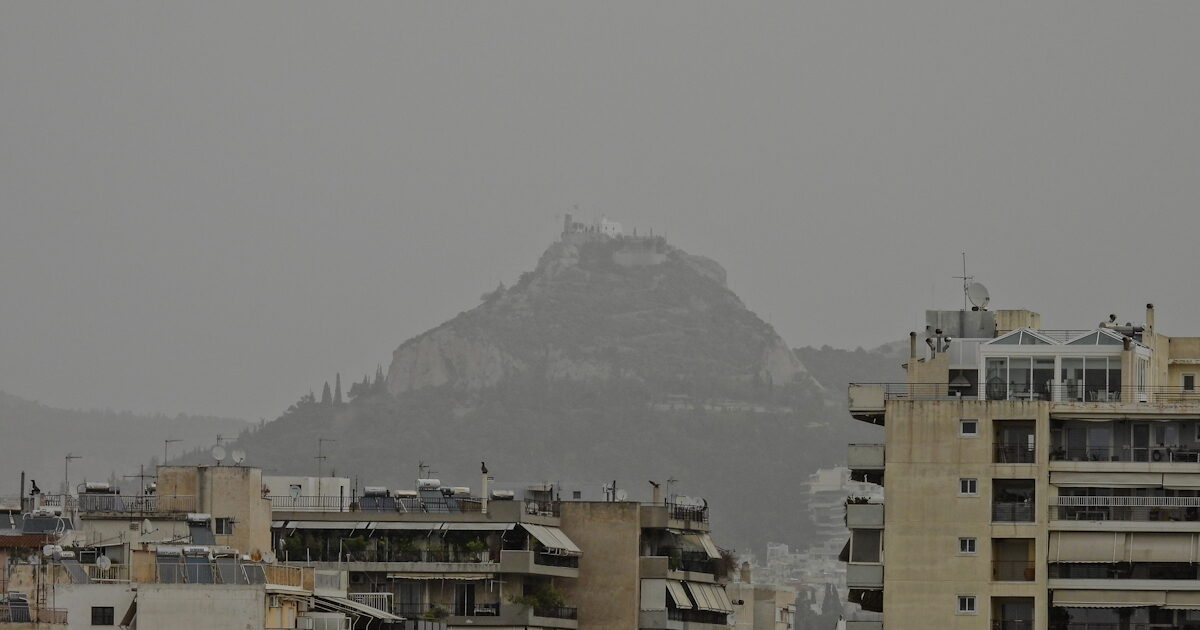Η-αφρικανική-σκόνη-«σκέπασε»-Αθήνα,-Ναύπλιο,-Μεσσηνία-και-Κρήτη-–-Κλειστά-σχολεία-και-ακυρώσεις-παρελάσεων-στο-Ηράκλειο