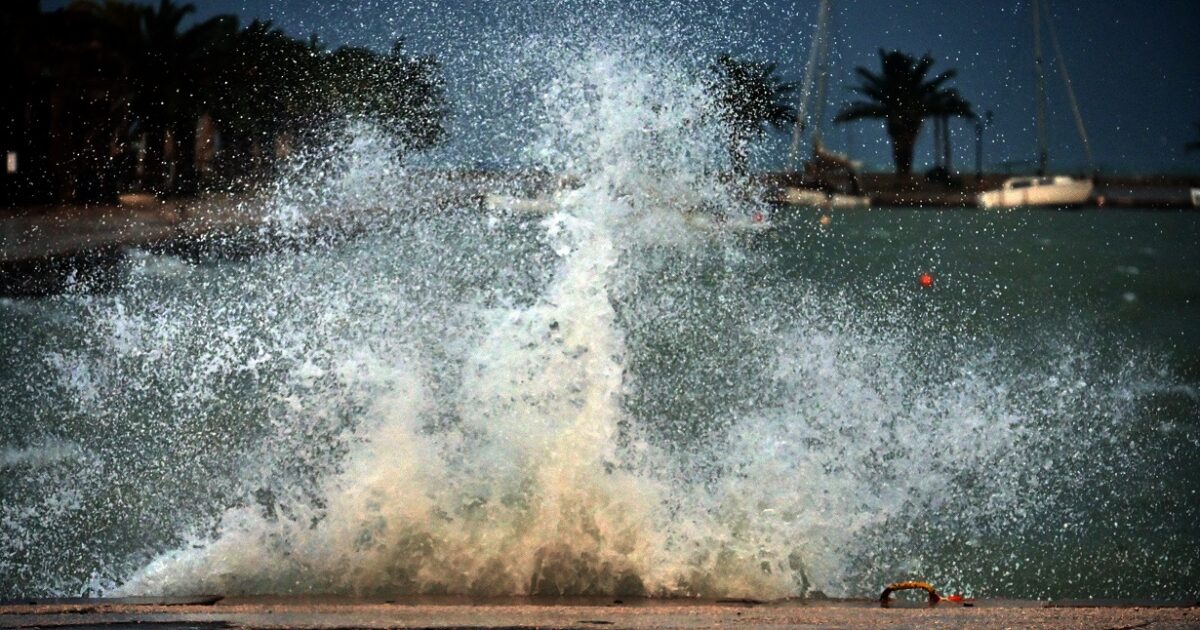 Απαγόρευση-κυκλοφορίας-σε-Αλεξανδρούπολη-και-Σαμοθράκη-λόγω-των-θυελλωδών-ανέμων