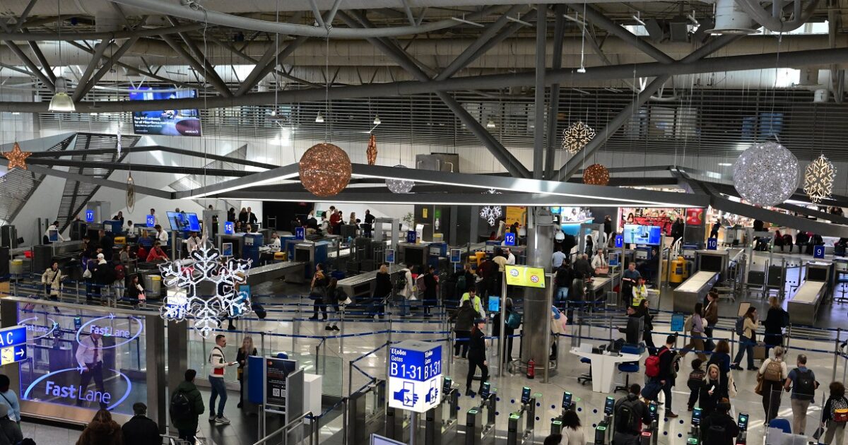 Προσγειώθηκε-στο-«Ελευθέριος-Βενιζέλος»-με-900-πακέτα-λαθραία-τσιγάρα-στις-αποσκευές-της-και-συνελήφθη