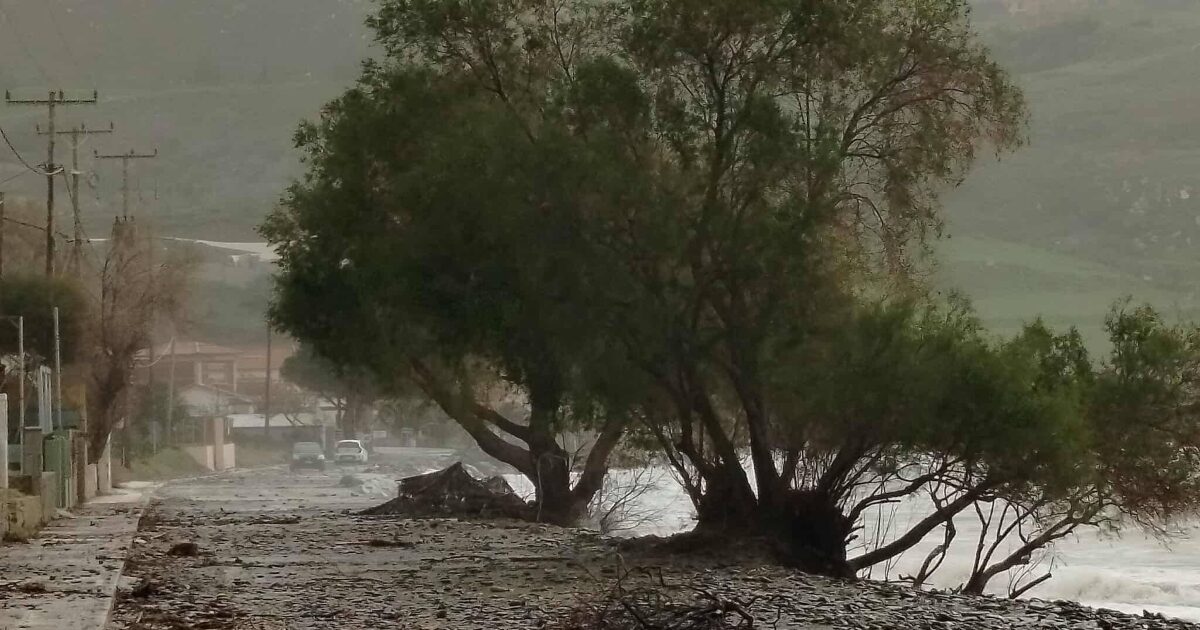 Εικόνες-καταστροφής-από-την-κακοκαιρία:-Κατολισθήσεις,-πλημμύρες,-θυελλώδεις-άνεμοι-και-αφρικανική-σκόνη-στήνουν-απόκοσμο-σκηνικό