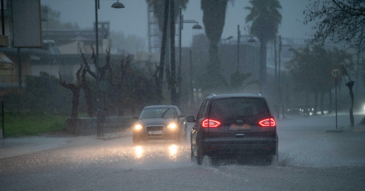 Καιρός-αύριο:-Έντονες-βροχές-στα-νησιά-και-την-Πελοπόννησο-–-Ισχυροί-άνεμοι-έως-8-μποφόρ