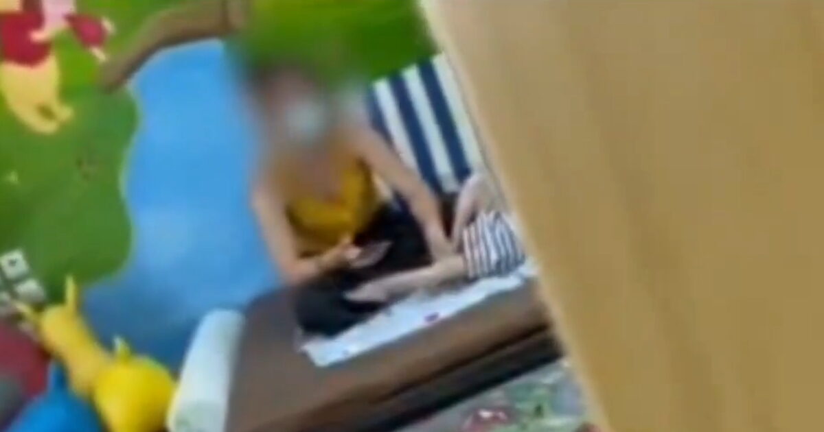 Χαλκίδα:-Φυσικοθεραπεύτρια-κακοποίησε-αγοράκι-με-εγκεφαλική-παράλυση-–-Το-αδιανόητο-βίντεο-στο-οποίο-χτυπάει-το-παιδί