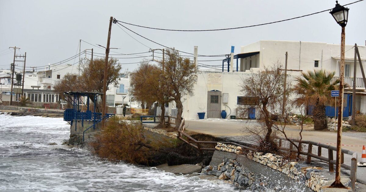 Νάξος:-«Βούλιαξε»-τμήμα-του-δρόμου-στον-Άγιο-Προκόπιο-–-Εκτεταμένες-οι-ζημιές,-φόβοι-για-ολική-κατάρρευσή-του