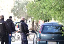 Ένοπλη-ληστεία-στον-Σκλαβενίτη-στην-Θηβών:-Κουκουλοφόρος-απείλησε-με-όπλο-υπάλληλο-και-άρπαξε-τις-εισπράξεις