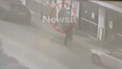 Ληστεία-σε-σούπερ-μάρκετ-στη-Θηβών:-Η-στιγμή-που-ο-δράστης-εισβάλλει-στην-επιχείρηση-με-προτεταμένο-το-όπλο-του