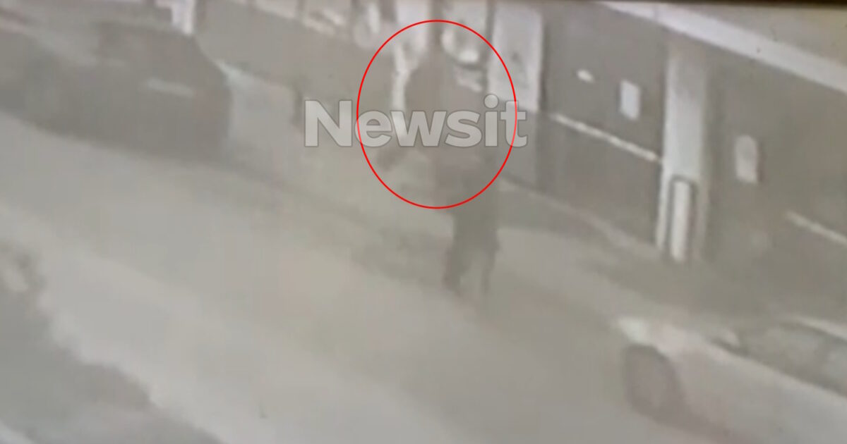 Ληστεία-σε-σούπερ-μάρκετ-στη-Θηβών:-Η-στιγμή-που-ο-δράστης-εισβάλλει-στην-επιχείρηση-με-προτεταμένο-το-όπλο-του