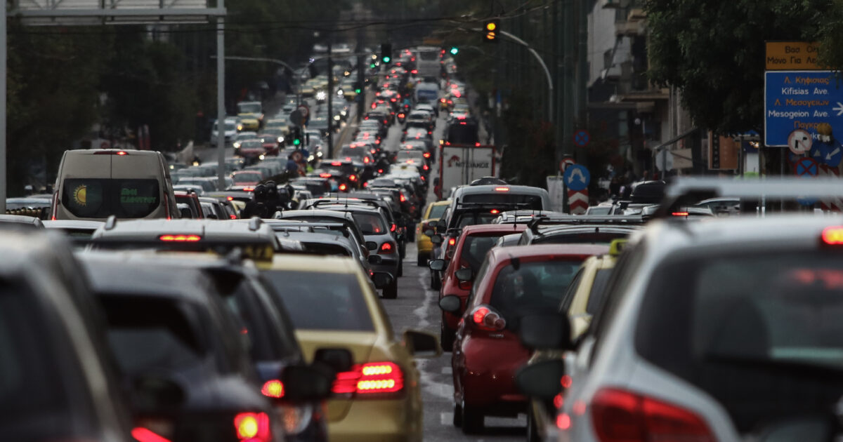 Κίνηση-στους-δρόμους:-Ουρές-χιλιομέτρων-από-το-Χαϊδάρι-έως-τον-Ασπρόπυργο-–-Απέραντο-πάρκινγκ-και-τα-2-ρεύματα-του-Κηφισού