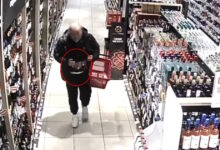 «Χτύπαγαν»-σούπερ-μάρκετ-και-έκλεβαν-μπουκάλια-με-αλκοόλ-–-Βίντεο-ντοκουμέντο-από-τη-δράση-τους