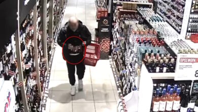 «Χτύπαγαν»-σούπερ-μάρκετ-και-έκλεβαν-μπουκάλια-με-αλκοόλ-–-Βίντεο-ντοκουμέντο-από-τη-δράση-τους