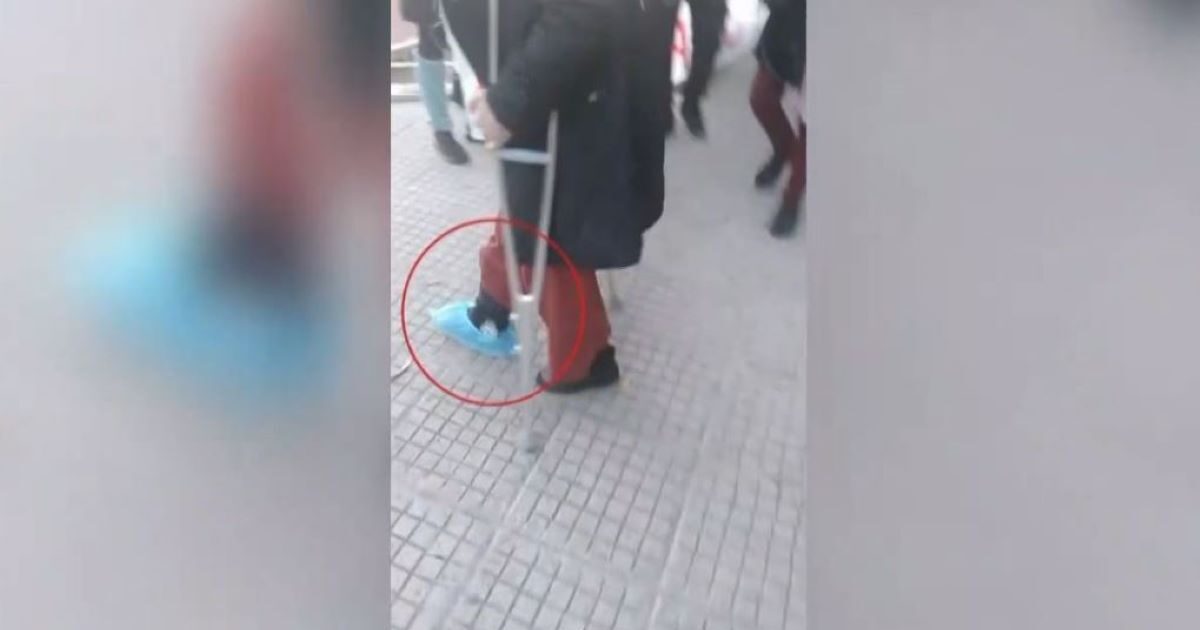 Νηπιαγωγός-μηνύει-το-δημόσιο:-Την-υποχρέωσαν-να-γυρίσει-στο-σχολείο-με-σπασμένο-πόδι-μετά-από-ατύχημα-που-είχε-εν-ώρα-εργασίας