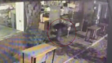 Θεσσαλονίκη:-Καρέ-καρέ-η-στιγμή-της-διάρρηξης-καταστήματος-από-«επαγγελματία»-με-ειδικό-σφυρί