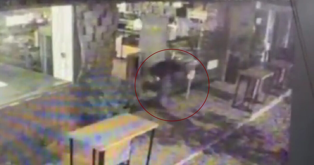 Θεσσαλονίκη:-Καρέ-καρέ-η-στιγμή-της-διάρρηξης-καταστήματος-από-«επαγγελματία»-με-ειδικό-σφυρί