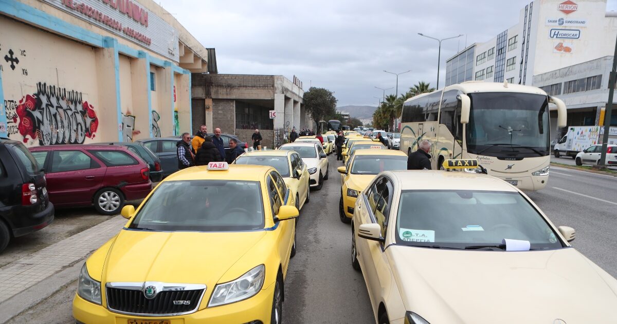 Απεργία-ταξί:-Μοτοπορεία-προς-το-υπουργείο-Μεταφορών,-στο-πλαίσιο-3ήμερων-κινητοποιήσεων