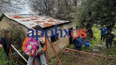 Ηλεία:-Γονείς-μεταφέρουν-παιδιά-στις-πλάτες-τους-μέσα-από-χωράφια-στο-Μαζαράκι-που-έχει-αποκλειστεί-λόγω-κατολίσθησης