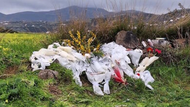 Πάρος:-Τροχαίο-με-έναν-νεκρό-και-έναν-σοβαρά-τραυματία-–-Λουλούδια-και-κεριά-στον-τόπο-της-τραγωδίας