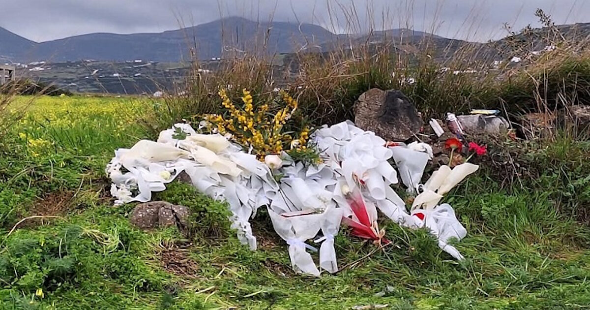 Πάρος:-Τροχαίο-με-έναν-νεκρό-και-έναν-σοβαρά-τραυματία-–-Λουλούδια-και-κεριά-στον-τόπο-της-τραγωδίας