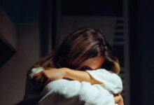 Στη-φυλακή-55χρονη-για-παρενόχληση-δημοσιογράφου-επί-15-χρόνια:-Της-έστελνε-δώρα-και-της-ζητούσε-να-βγουν