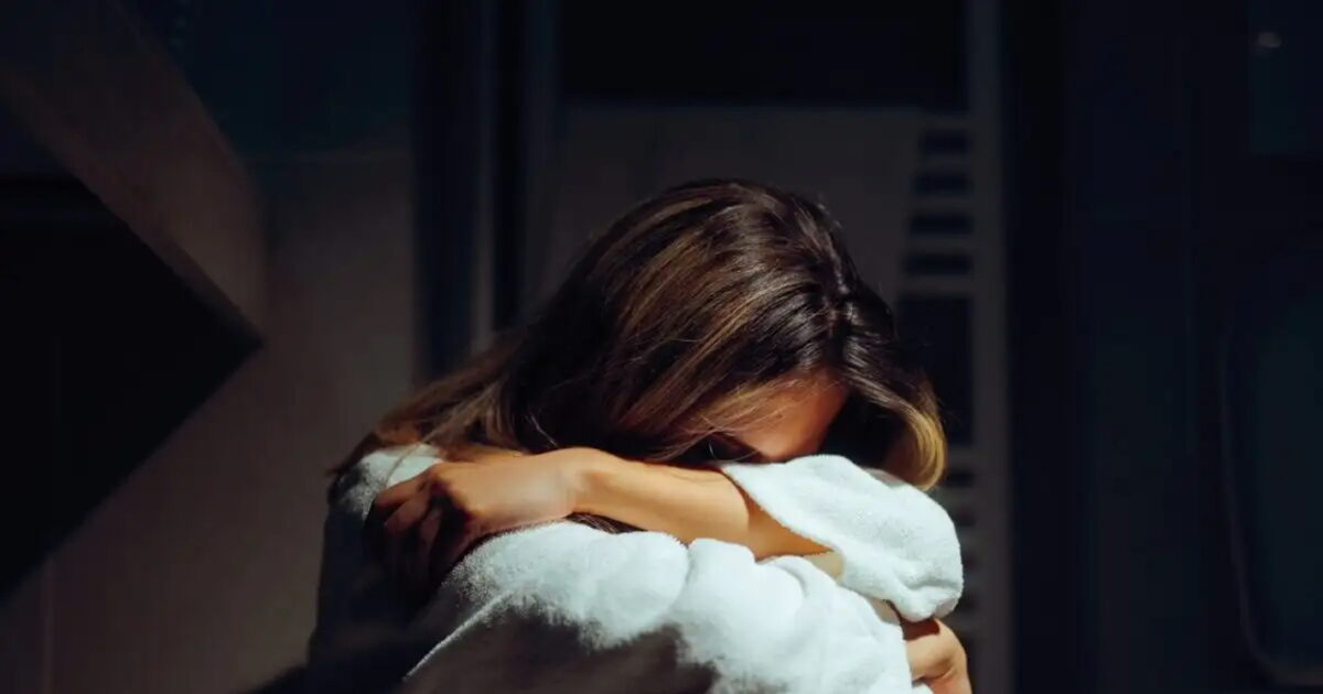 Στη-φυλακή-55χρονη-για-παρενόχληση-δημοσιογράφου-επί-15-χρόνια:-Της-έστελνε-δώρα-και-της-ζητούσε-να-βγουν