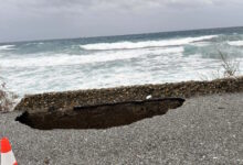 Τήνος:-Καταστροφές-από-τη-σφοδρή-κακοκαιρία-–-Δρόμοι-άνοιξαν-στα-δύο