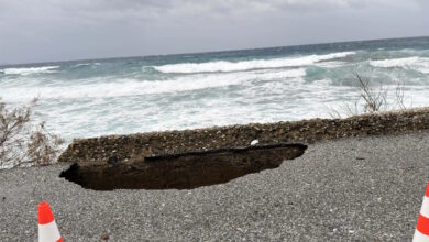 Τήνος:-Καταστροφές-από-τη-σφοδρή-κακοκαιρία-–-Δρόμοι-άνοιξαν-στα-δύο