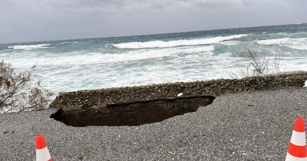 Τήνος:-Καταστροφές-από-τη-σφοδρή-κακοκαιρία-–-Δρόμοι-άνοιξαν-στα-δύο