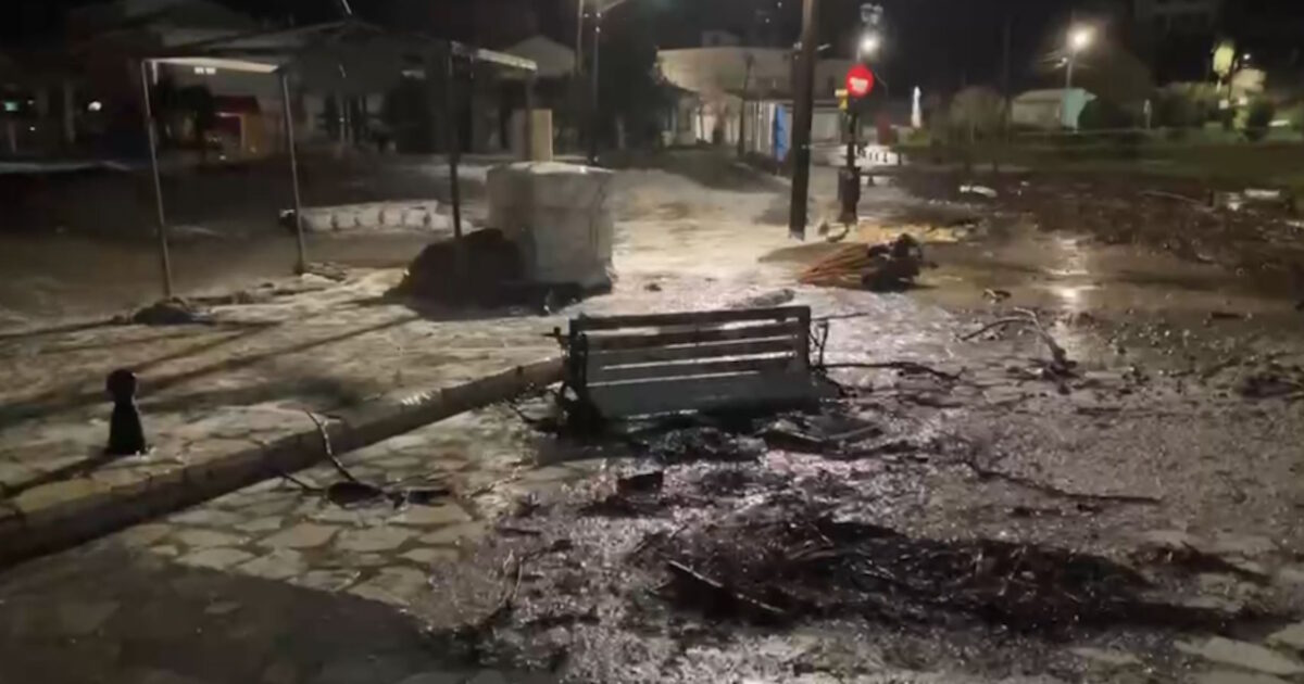 Θεσπρωτία:-Η-θάλασσα-βγήκε-στη-στεριά-στα-Σύβοτα-–-Εικόνες-καταστροφής-από-τη-σφοδρή-κακοκαιρία