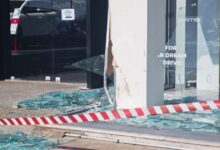 Επεισοδιακή-καταδίωξη-στο-Αιγάλεω:-21χρονος-έχασε-τον-έλεγχο-του-αυτοκινήτου-και-«καρφώθηκε»-σε-τζαμαρία-επιχείρησης