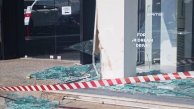 Επεισοδιακή-καταδίωξη-στο-Αιγάλεω:-21χρονος-έχασε-τον-έλεγχο-του-αυτοκινήτου-και-«καρφώθηκε»-σε-τζαμαρία-επιχείρησης