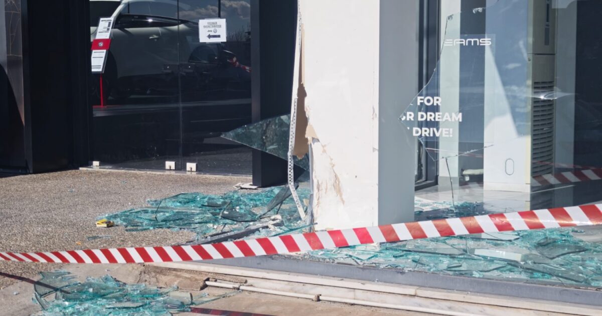 Επεισοδιακή-καταδίωξη-στο-Αιγάλεω:-21χρονος-έχασε-τον-έλεγχο-του-αυτοκινήτου-και-«καρφώθηκε»-σε-τζαμαρία-επιχείρησης