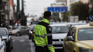 Συγγρού:-Έσπασε-βόθρος-στη-μεσαία-λωρίδα-στο-ρεύμα-προς-παραλία-–-Γέμισε-με-λύματα-η-λεωφόρος