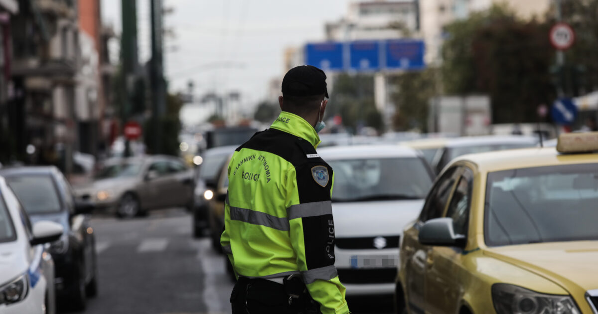 Συγγρού:-Έσπασε-βόθρος-στη-μεσαία-λωρίδα-στο-ρεύμα-προς-παραλία-–-Γέμισε-με-λύματα-η-λεωφόρος