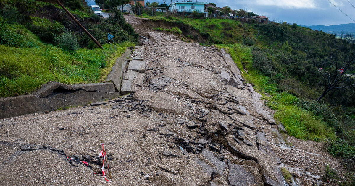 Η-κακοκαιρία-σαρώνει-την-χώρα:-Πτώσεις-δέντρων-σε-Θεσσαλονίκη,-υπερχειλίσεις-ποταμών-στην-Ήπειρο-–-Πλημμύρισε-η-Πάρος