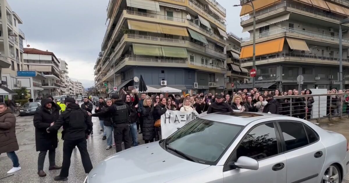 Βιολάντα:-Απολογείται-ξανά-ο-ιδιοκτήτης-για-την-φονική-έκρηξη-–-Έξω-από-το-δικαστήριο-εργαζόμενοι-ως-ένδειξη-συμπαράστασης