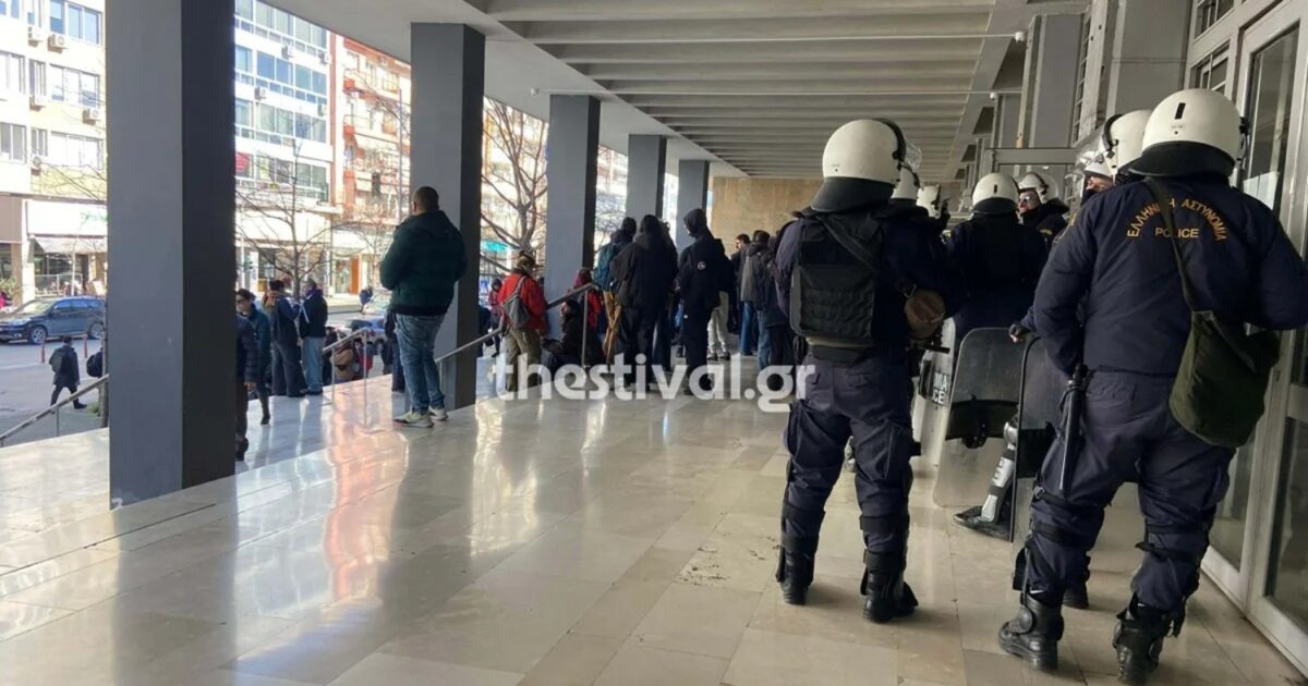 ΑΠΘ:-Στα-δικαστήρια-οι-38-συλληφθέντες-από-την-επιχείρηση-στην-Πολυτεχνική-Σχολή-–-Δείτε-βίντεο