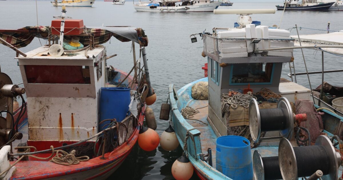 «Είχε-10-μποφόρ,-παραλίγο-να-είχα-πνιγεί»:-Ψαράς-κινδύνευσε-για-να-σώσει-τη-βάρκα-του-στην-Αστυπάλαια