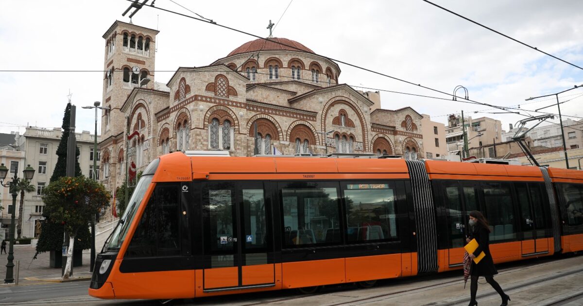 Στο-λιμάνι-του-Πειραιά-φτάνει-το-Τραμ