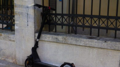 Λάρισα:-Νεαρή-με-πατίνι-παρέσυρε-και-εγκατέλειψε-μια-59χρονη-–-«Πονάω,-φοβάμαι-να-βγω-έξω»-λέει-το-θύμα