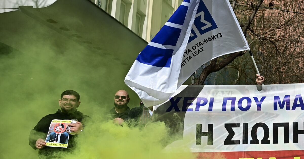 Απεργία-ταξί:-Για-τρίτη-ημέρα-κινητοποιήσεις-στην-Αθήνα-–-Με-καπνογόνα-η-πορεία-προς-το-Μέγαρο-Μαξίμου