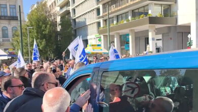 Απεργία-ταξί:-Ένταση-ανάμεσα-σε-ταξιτζήδες-και-οδηγό-αυτοκινήτου-που-μεταφέρει-κόσμο-–-«Μας-κλέβετε-τη-δουλειά»