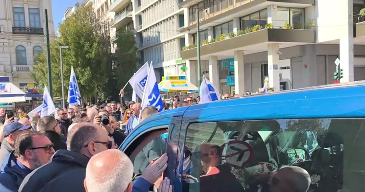 Απεργία-ταξί:-Ένταση-ανάμεσα-σε-ταξιτζήδες-και-οδηγό-αυτοκινήτου-που-μεταφέρει-κόσμο-–-«Μας-κλέβετε-τη-δουλειά»