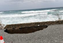 Τήνος:-Σε-κατάσταση-έκτακτης-ανάγκης-το-νησί-εξαιτίας-της-κακοκαιρίας-–-Εκτεταμένες-ζημιές-σε-δρόμους-και-σπίτια