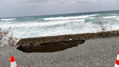 Τήνος:-Σε-κατάσταση-έκτακτης-ανάγκης-το-νησί-εξαιτίας-της-κακοκαιρίας-–-Εκτεταμένες-ζημιές-σε-δρόμους-και-σπίτια