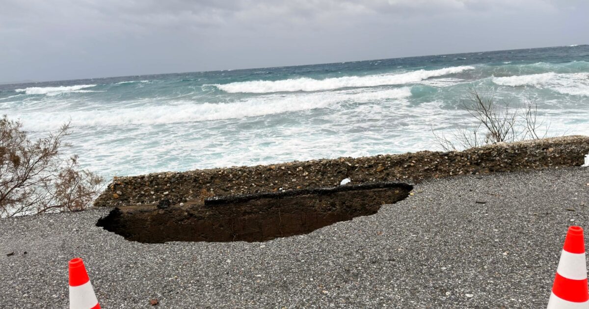 Τήνος:-Σε-κατάσταση-έκτακτης-ανάγκης-το-νησί-εξαιτίας-της-κακοκαιρίας-–-Εκτεταμένες-ζημιές-σε-δρόμους-και-σπίτια